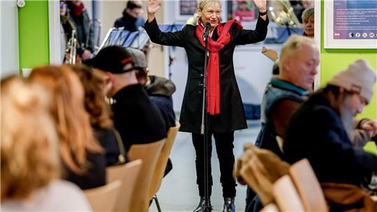 Die Bischöfin und EKD-Ratsvorsitzende kam schon zum 15. Mal an Heiligabend mit Obdachlosen zum Gottesdienst zusammen.
