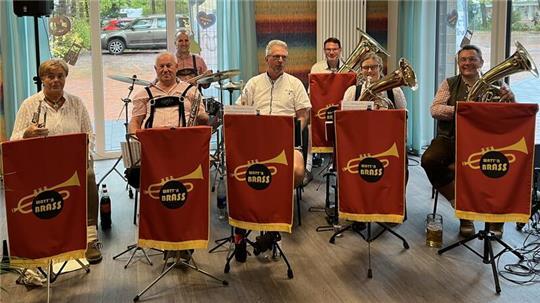 Die Blasmusiktruppe Watt’n Brass tritt in der Reihe „Sommernacht im Kurpark“ in der Wingst auf.