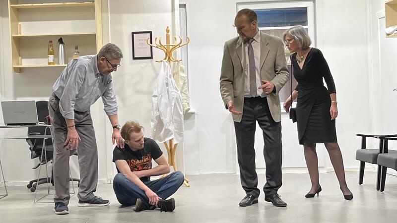 Bliedersdorfer Theatergruppe macht Bühne zum Chaos-Krankenhaus Die Bliedersdorfer verwandeln für das neue Stück ihre Bühne in ein Hamburger Krankenhaus.