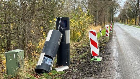 Die Blitzersäule wurde durch den Unfall förmlich geköpft.