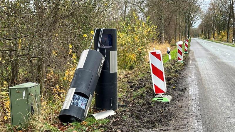 Die Blitzersäule wurde durch den Unfall förmlich "geköpft".