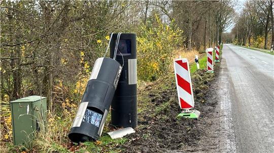 Die Blitzersäule wurde durch den Unfall förmlich "geköpft".