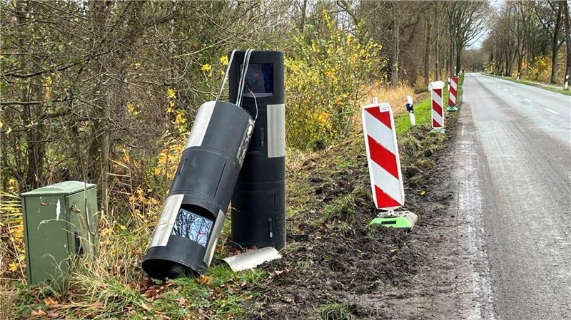 B3-Blitzer in Mienenbüttel zerstört – 100.000 Euro Schaden Die Blitzersäule wurde durch den Unfall förmlich geköpft. Foto: Hellwig
