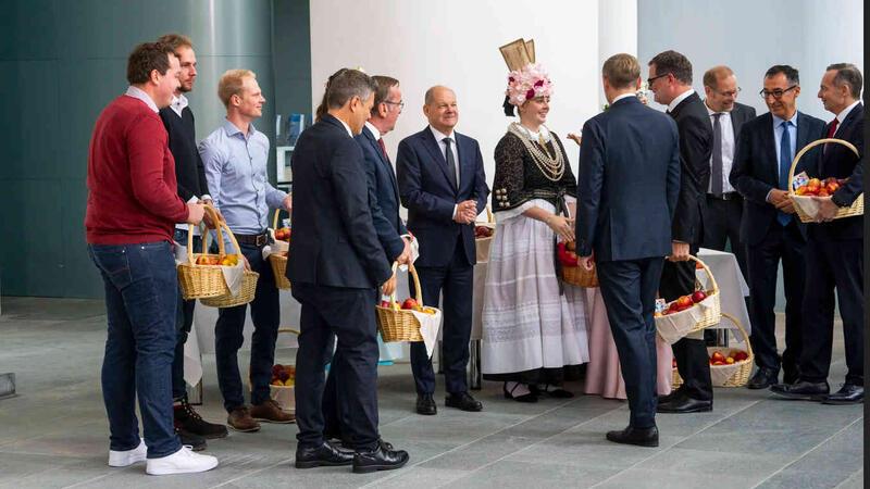 Die Blütenkönigin im Kreise der Minister.