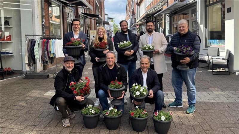 Die Blumenaktion des Vereins Stade aktuell wird unterstützt und begleitet von Stade Marketing und Tourismus und der Wirtschaftsförderung.