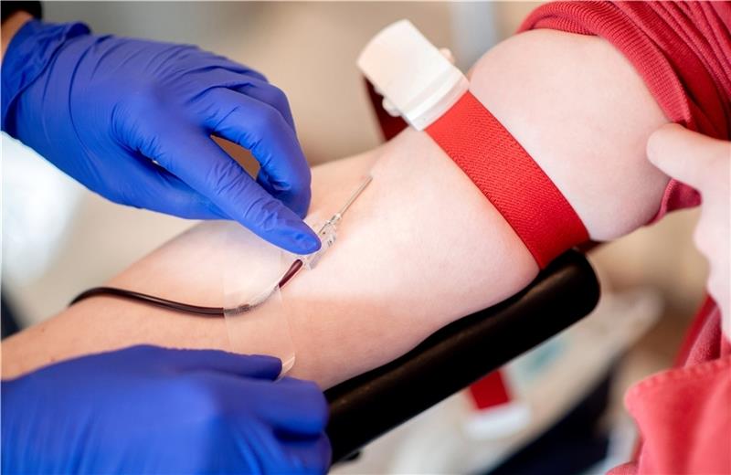 Ehrenamtliche dringend gesucht: DRK-Ortsverein droht das Aus Die Blutspendetermine werden von den DRK-Ortsvereinen ehrenamtlich organisiert, um die Blutabnahme kümmert sich der professionelle mobile DRK-Blutspendedienst aus Springe. Auf dem Foto fixiert eine Mitarbeiterin während einer Blutspende die