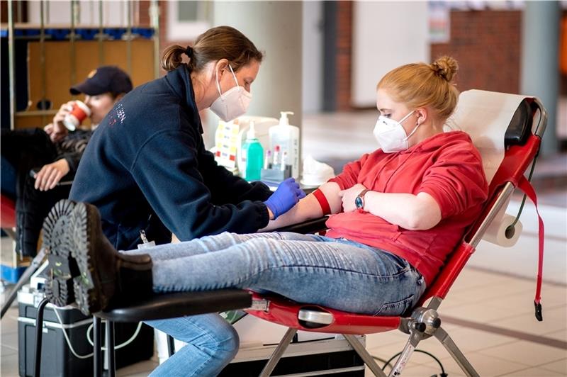 Ehrenamtliche dringend gesucht: DRK-Ortsverein droht das Aus Die Blutspendetermine werden von den DRK-Ortsvereinen ehrenamtlich organisiert, um die Blutabnahme kümmert sich der professionelle mobile DRK-Blutspendedienst aus Springe (wie auf dem Foto in Emstek). Foto: Hauke-Christian Dittrich/dpa