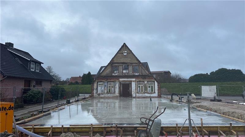 Altländer Baukultur: Neue Mauern hinter alter Mittelnkirchener Fassade Die Bodenplatte ist geschüttet, vorne am Lühe-Deich ist die alte Fassade zu sehen.