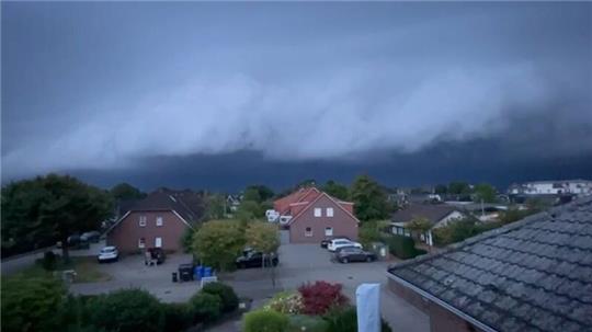Die Böenwalze auf dem Weg in Richtung Cuxhavener Kurgebiete und Stadtgebiet (Screenshot).
