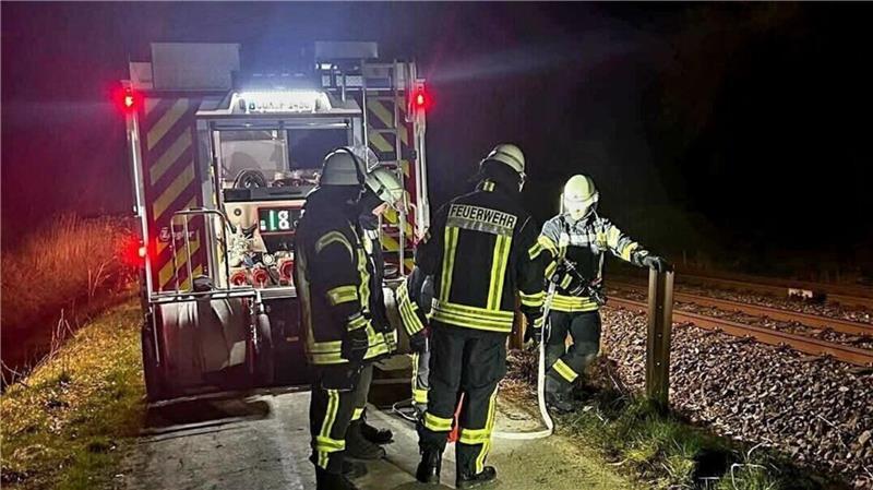 Reh-Unfall auf B73: Autofahrer muss befreit werden – verletzt ins Elbe Klinikum Die Böschung direkt an der Gleisanlage stand auf einer Fläche von etwa 15 Quadratmetern in Flammen.