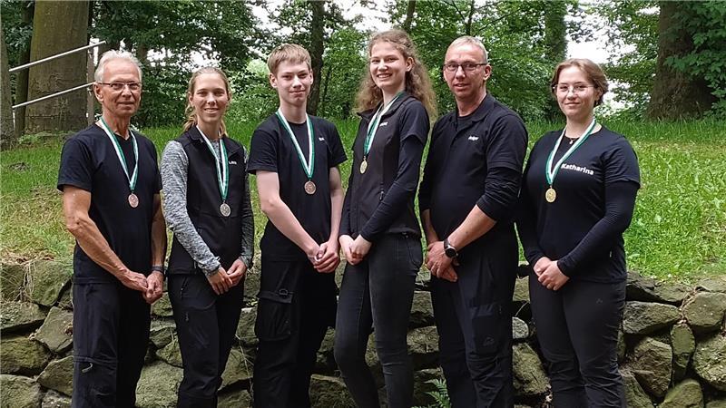 Fünf Medaillen: SV Wiepenkathen hofft auf DM-Startplätze Die Bogengruppe aus Wiepenkathen (von links): Wilfried Hoeft, Laura Detje, Raik Seidel, Juline Seidel, Holger Echternkamp und Katharina Saager.