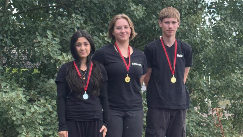 Athleten aus der Region vorn dabei: Von Tischtennis bis Bogenschießen Die Bogenschützen des SV Wiepenkathen gewinnen drei Medaillen (von links): Nayaz Khalaf, Katharina Saager und Raik Seidel.