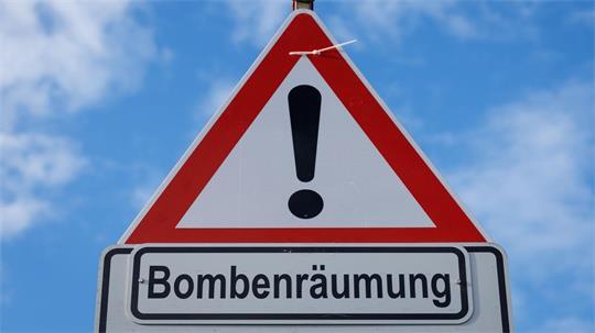 Die Bombe liegt auf einem Feld. (Symbolbild)
