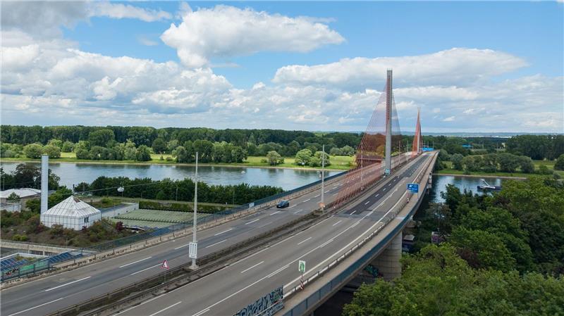 Die Bonner Rheinbrücke bleibt vorerst gesperrt - aber man kann näher an sie ran fahren. (Archivbild)