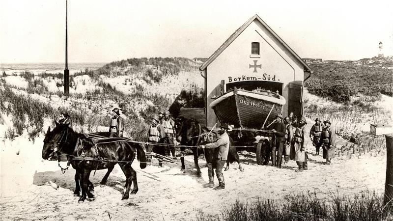 Die Boote lagern in einem Bootshaus.