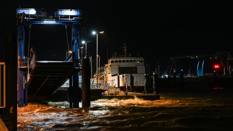 Die Borkumfähre „Westfalen“ liegt bei rauer See im Hafen von Emden. Sturmtief „Wencke“, das in der Nacht zu Freitag über die Nordseeküste gezogen war, hat nur geringe Schäden verursacht.