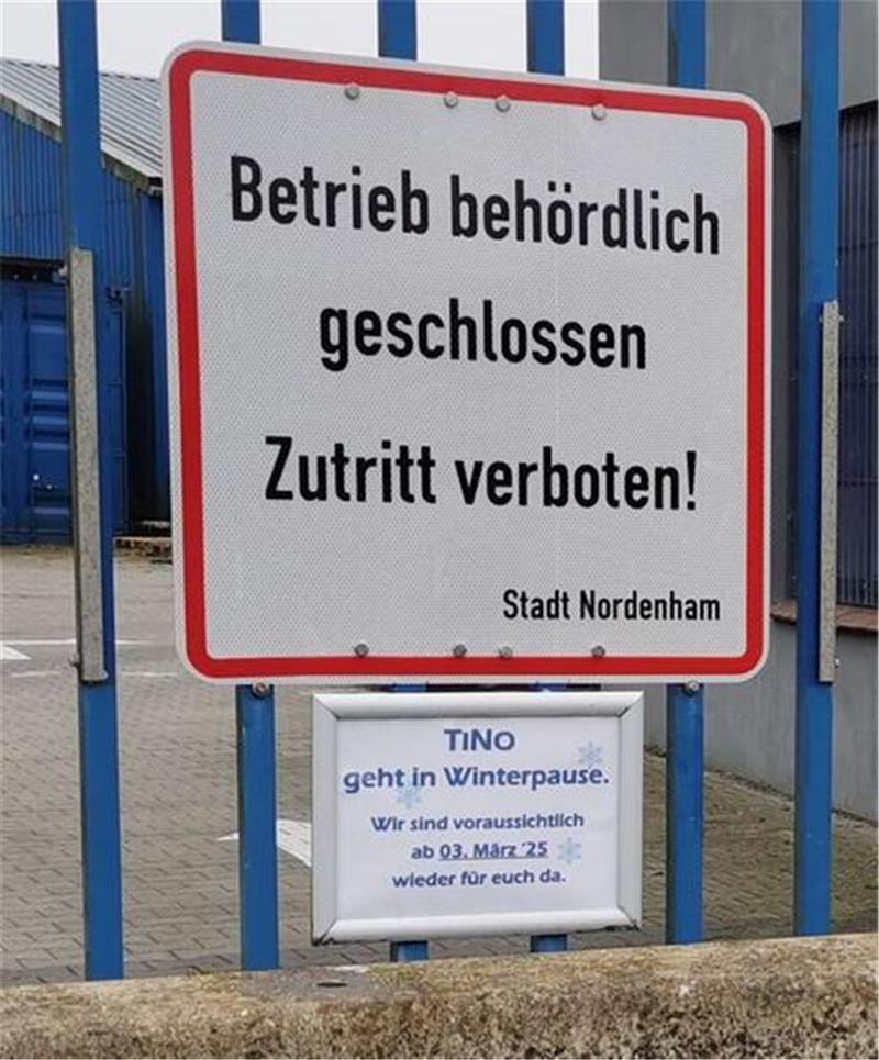 Die Botschaft der Stadt ist unmissverständlich: Dieser Betrieb ist geschlossen. TiNo selbst spricht auf einem eigenen Schild von einer „Winterpause“.