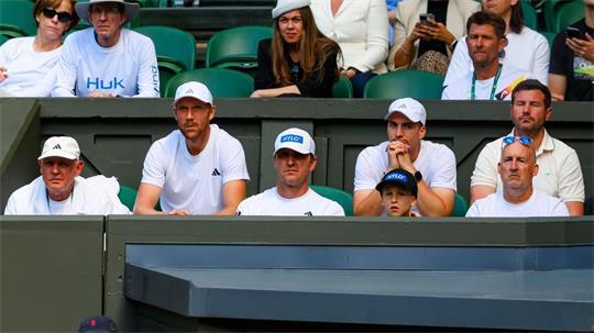 Die Box von Alexander Zverev: Ganz links sitzt der Vater. 