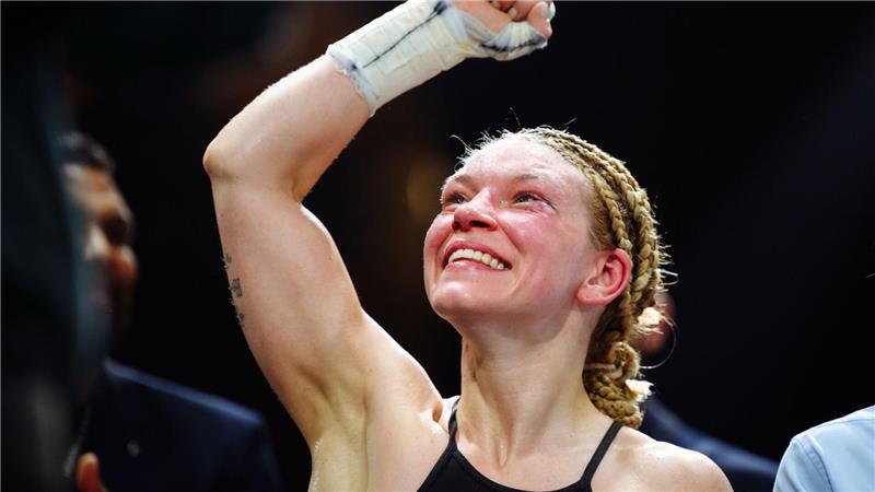 Die Boxerin Nina Meinke jubelt über ihren Sieg nach Punkten.