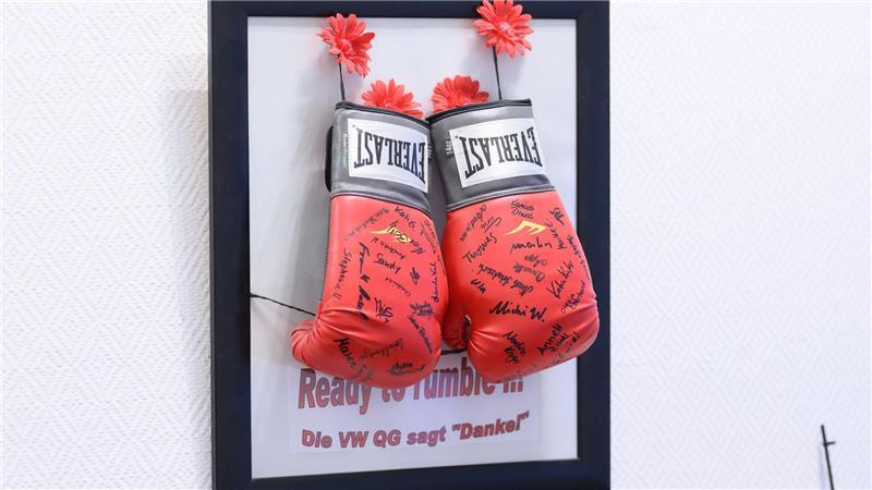 Die Boxhandschuhe in ihrem Büro erinnern an einen harten Arbeitskampf, bei dem sich Daniela Cavallo für die Übernahme von Beschäftigten einer VW-Tochtergesellschaft eingesetzt hat.