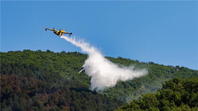 Brände in Südeuropa und Türkei lassen nach - aber neue Hitze Die Brandbekämpfung aus der Luft ist gerade in unwegsamem Gelände oft die einzige Möglichkeit, die Flammen direkt zu bekämpfen.