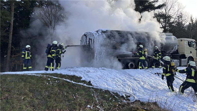 Die Brandbekämpfung erfolgte durch mehrere Atemschutztrupps mit zwei Strahlrohren und zwei Schaumrohren.