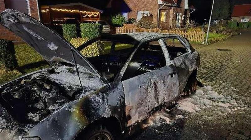Krautsand: Trecker landet nach Unfall auf dem Dach Die Brandermittler der Polizeiinspektion Stade haben die Ermittlungen aufgenommen.