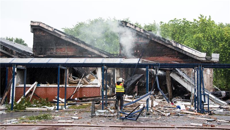 Die Brandschäden an der Schule in Finkenwerder sollen den Unterrichtsbetrieb im nächsten Schuljahr nicht beeinträchtigen. Foto: Bockwoldt/dpa