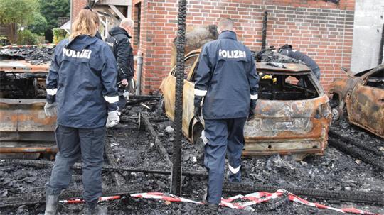 Die Brandursachenermittler der Polizei und ein von der Staatsanwaltschaft beauftragtes Sachverständigenbüro untersuchen den Brandort.