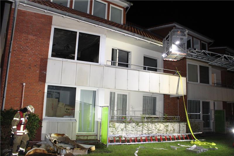 Wohnungsbrand in Stade löst dramatische Rettungsaktion aus Die Brandwohnung im ersten Stock, die Betroffenen retteten sich auf denBalkon dahinter und an das Fenster darüber. Foto: Stefan Braun/Feuerwehr Stade