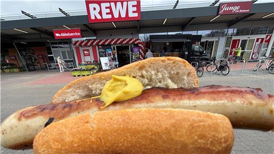 Die Bratwurst im Brötchen kostet 1 Euro. Zur Wiedereröffnung des Rewe-Marktes Westmoor in Buxtehude gilt das Angebot aus dem Foodtruck noch bis kommenden Sonnabend.