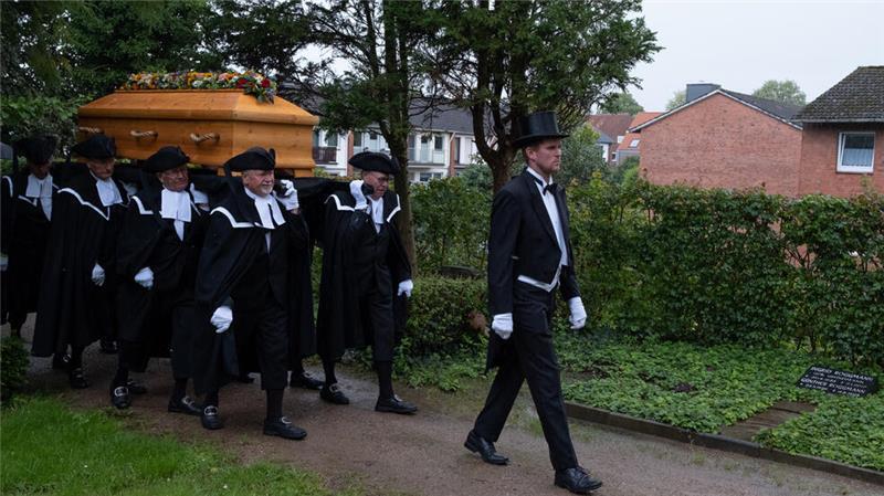 Die Brauerknechte begleiten Menschen würdevoll auf ihrem letzten Weg.
