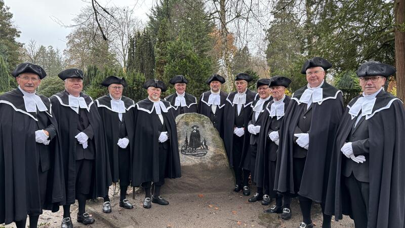 Die Brauerknechtsgilde hat einen Gedenkstein und eine Grabstelle für Mitglieder auf dem Stader Horstfriedhof.