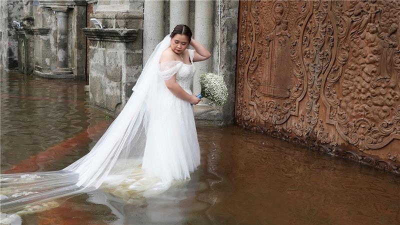 Die Braut ließ sich von den Wassermassen nicht beirren.