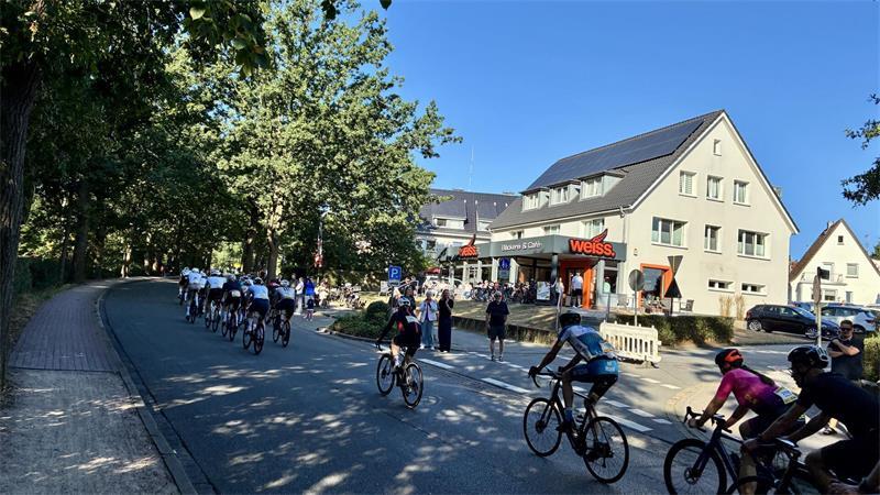 Cyclassics-Ticker: 70-Jähriger stirbt beim Jedermann-Rennen Die Breitensportler fahren bei Bäckerei Weiss vorbei.