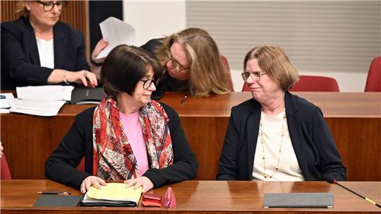 Die Bremer Senatorinnen Claudia Bernhard und Kristina Vogt bleiben weiter im Amt.