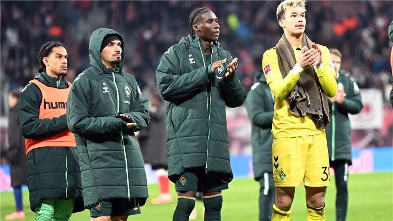 Die Bremer Spieler bedanken sich nach Abpfiff bei den Fans. Sportchef Fritz sah trotz Niederlage eine Entwicklung.