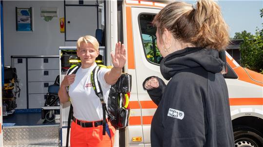 Die Bremerhavener Feuerwehr bildet ihre Rettungskräfte in Deeskalationsmaßnahmen aus, um Übergriffen im Einsatz vorzubeugen. Notfallsanitäterin Anna Schoer zeigt in dieser gestellten Szene, wie das gehen kann.Foto: Lothar Scheschonka