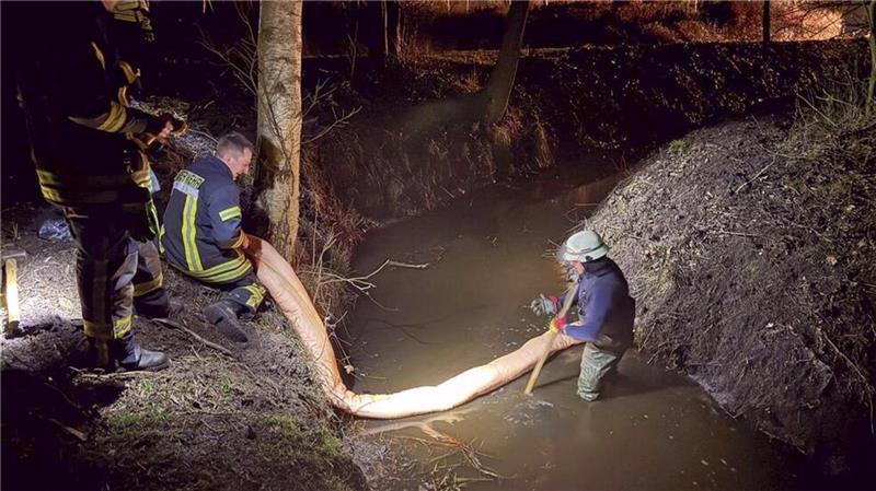 Tausende tote Fische treiben in Graben vor dem Vörder See Die Bremervörder Ortswehr errichtete eine Ölsperre im betroffenen Graben.