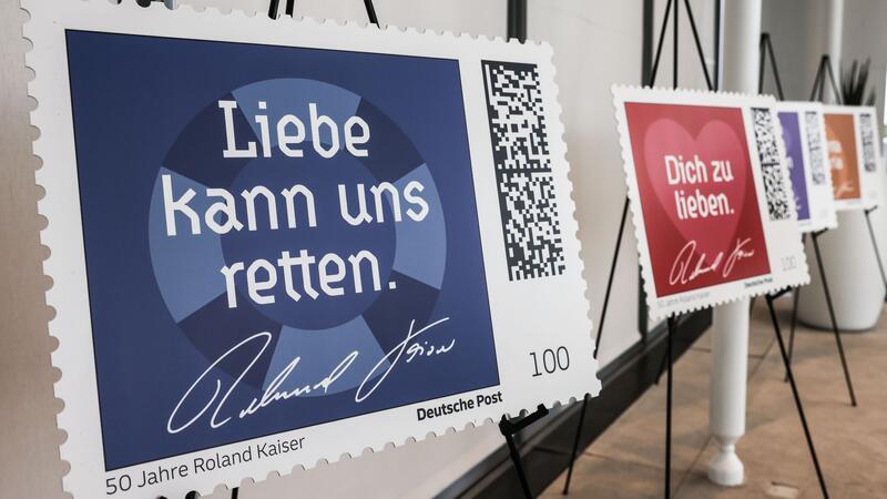 Schlagerstar Roland Kaiser hat nun seine eigenen Briefmarken Die Briefmarken sind limitiert und können unter anderem in einer speziellen „Kaiser-Postfiliale“ gekauft werden.