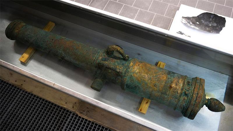 Kochtopf und Kanone - Schiffswracks erzählen Kriegsgeschichte Die Bronze-Kanone von der schwedischen Fregatte war ein Beutestück aus dem Dreißigjährigen Krieg.