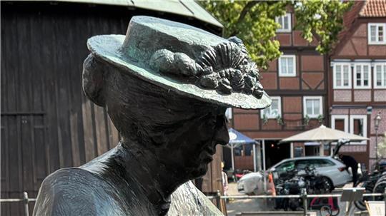 Die Bronzefigur von Mutter Flint am Stader Fischmarkt.