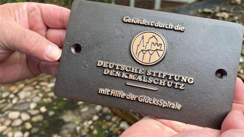 Saniertes Reetdachhaus in Hammah: Warum es eine Wundertüte ist Die Bronzetafel ist ein Gütesiegel der Deutschen Stiftung Denkmalschutz.