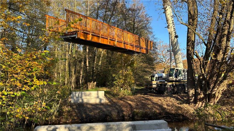 Die Brücke am Wiesenweg schwebte mehrere Minuten über dem Boden, bevor sie eingehängt wurde.