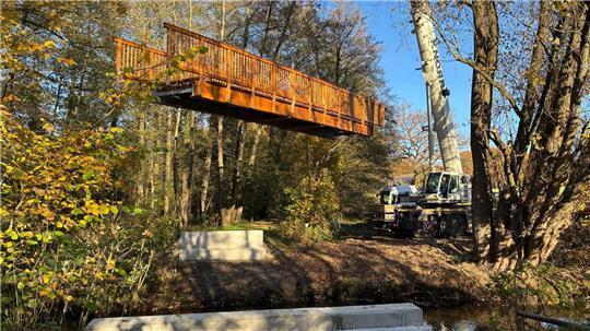 Die Brücke am Wiesenweg schwebte mehrere Minuten über dem Boden, bevor sie eingehängt wurde.