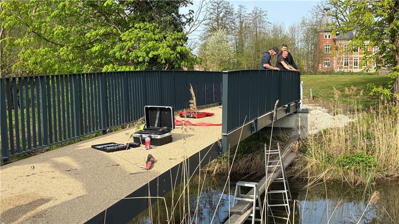 Die Brücke besteht aus glasfaserverstärktem Kunststoff (GFK).