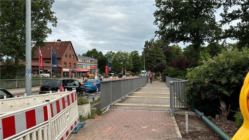 Die Brücke besteht aus insgesamt drei verschiedenen Bauwerken. Die stadteinwärts führende Geh- und Radwegbrücke wurde 2016 durch ein gemietetes Behelfsbauwerk ersetzt.