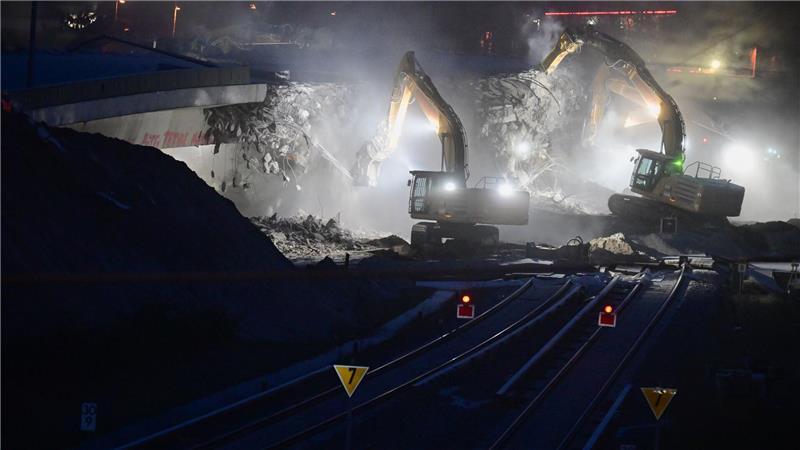 Die Brücke der Autobahn 100 über die Ringbahn wird in Berlin abgerissen.