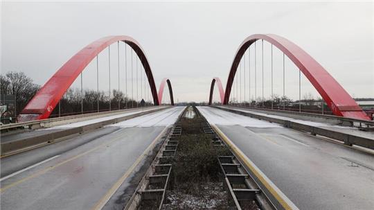 Die Brücke der Bundesautobahn auf der A42 über den Rhein-Herne Kanal ist wegen Brückenmängel in beide Richtungen gesperrt.