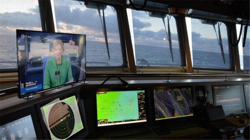 Die Brücke der „Iris“: Sonnenaufgang auf See, und im Fernsehen gibt es Politik von zuhause.